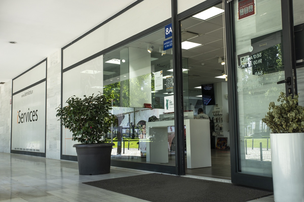 El interior de la primera tienda iServices